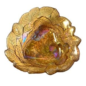 VINTAGE AMBER CARNIVAL GLASS LEAF BERRY BOWL | 7”